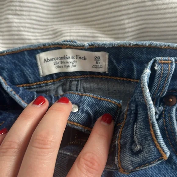 Abercrombie 90s Straight Ultra High Rise Jean - Picture 3 of 3